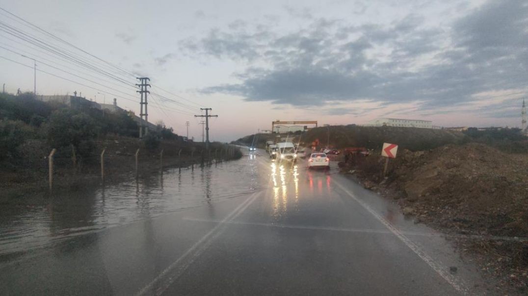 Bursa'da sel suları yolu göle çevirince trafik durdu!