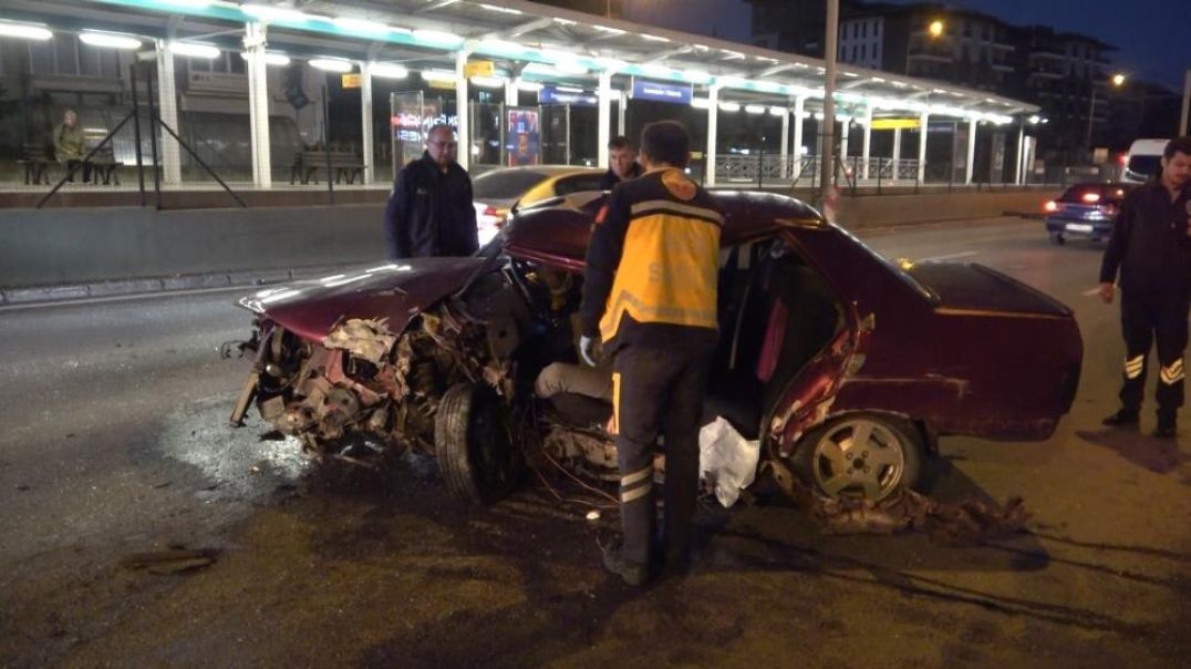 Bursa'da hızını alamayan otomobil bariyerlere çarptı: 2 kişi yaralandı!