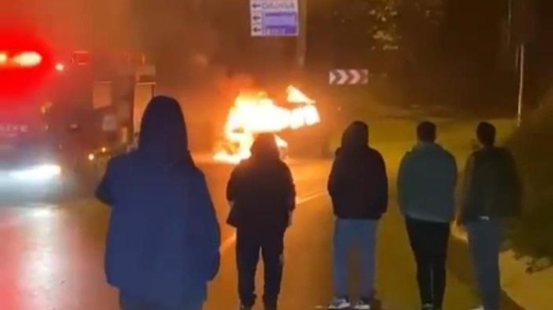 Bursa'da üç otomobil yanarak küle döndü!