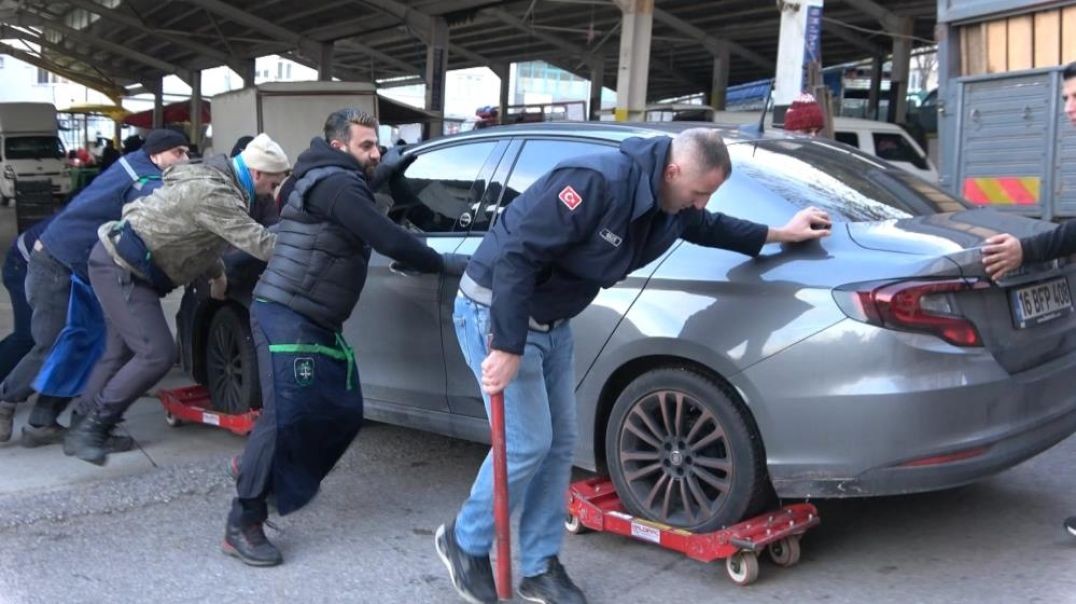 Bursa'da pazar alanına yapılan hatalı park edilen araçlara kaydıraklı çözüm