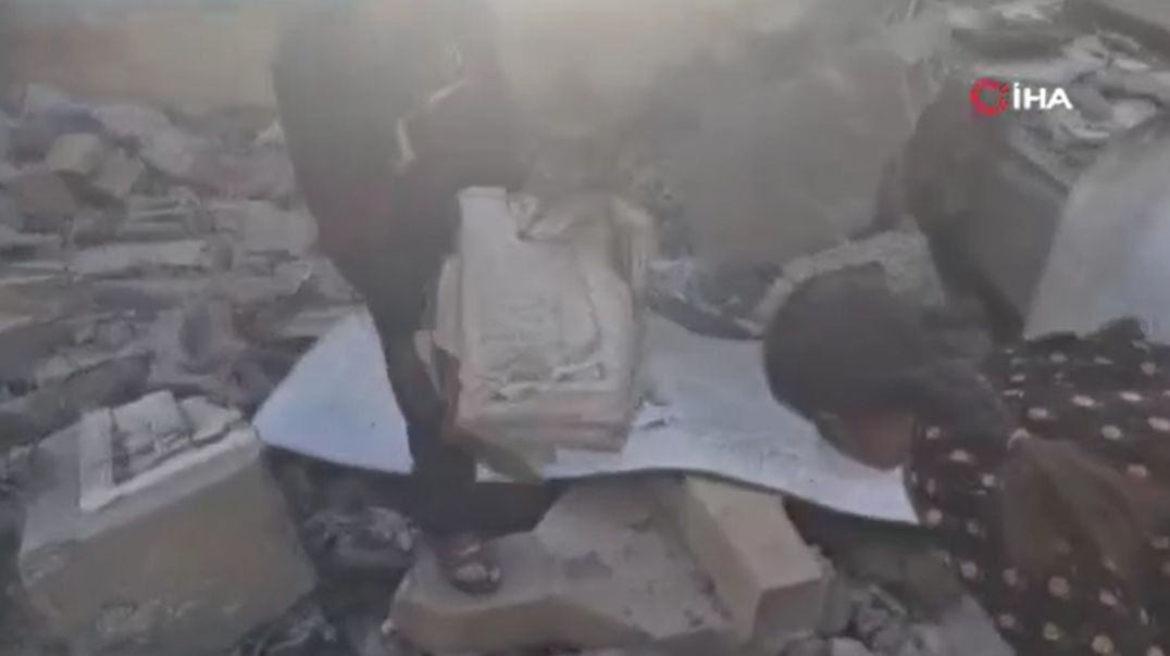 Gazzeli çocuklar bombalanan caminin enkazından Kur’an sayfalarını topluyor