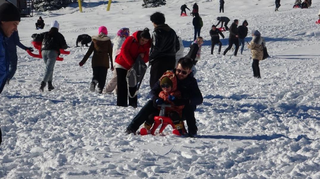 Uludağ'da kar 25 santimetreye ulaştı: Kayak pisti ziyaretçilerle doldu taştı