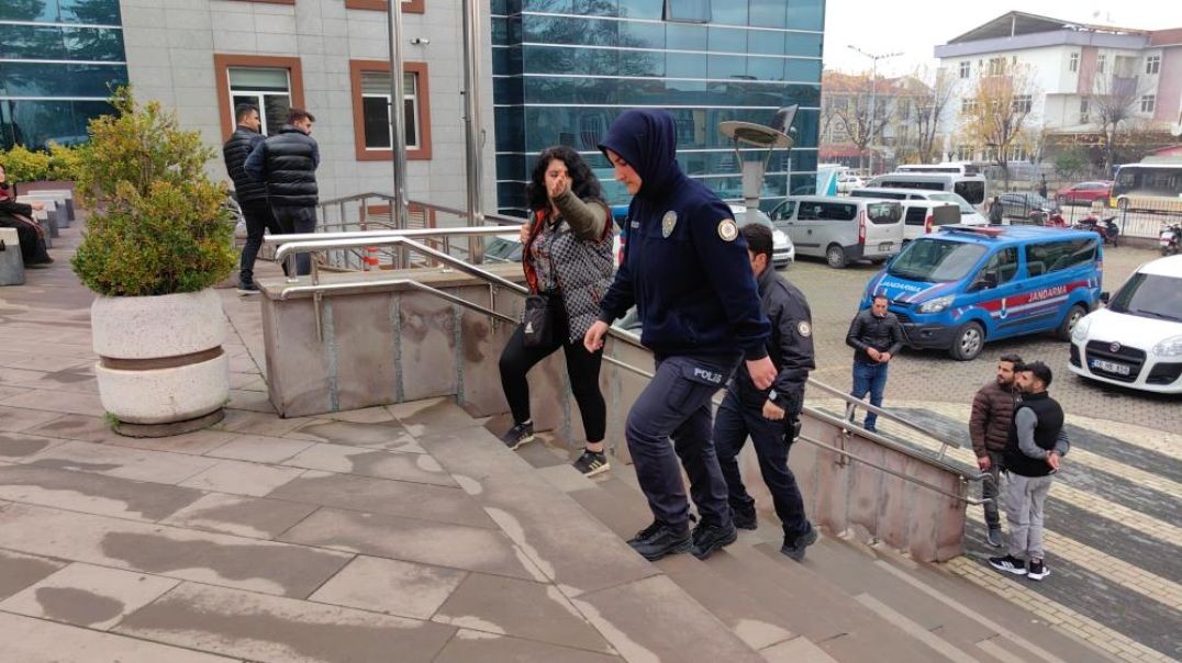 Bursa'da kadın hırsız kendisini çeken gazetecilere saldırdı