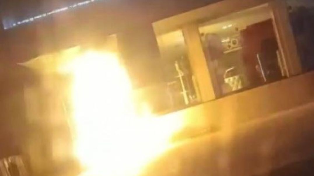 Bursa'da mobilya mağazası alev alev yanarak küle döndü