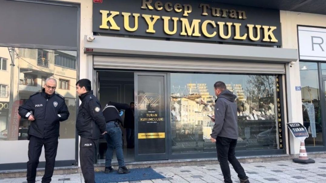 Bursa'da kar maskeli silahlı soyguncu kuyumcudan çaldıklarıyla yok oldu!