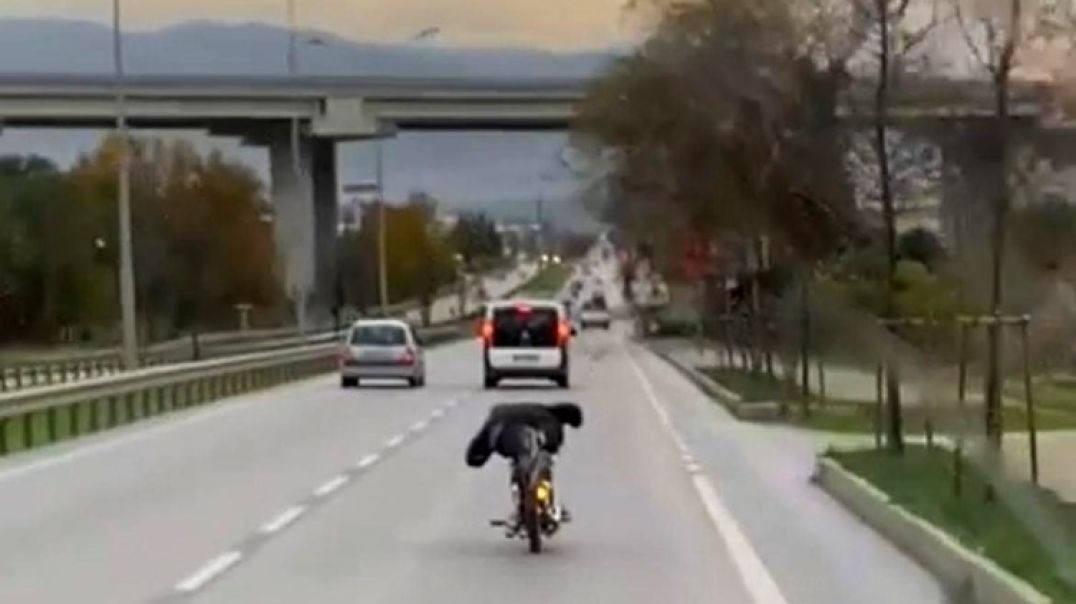 Bursa'da motosiklette yatarak yolculuk yürekleri ağza getirdi
