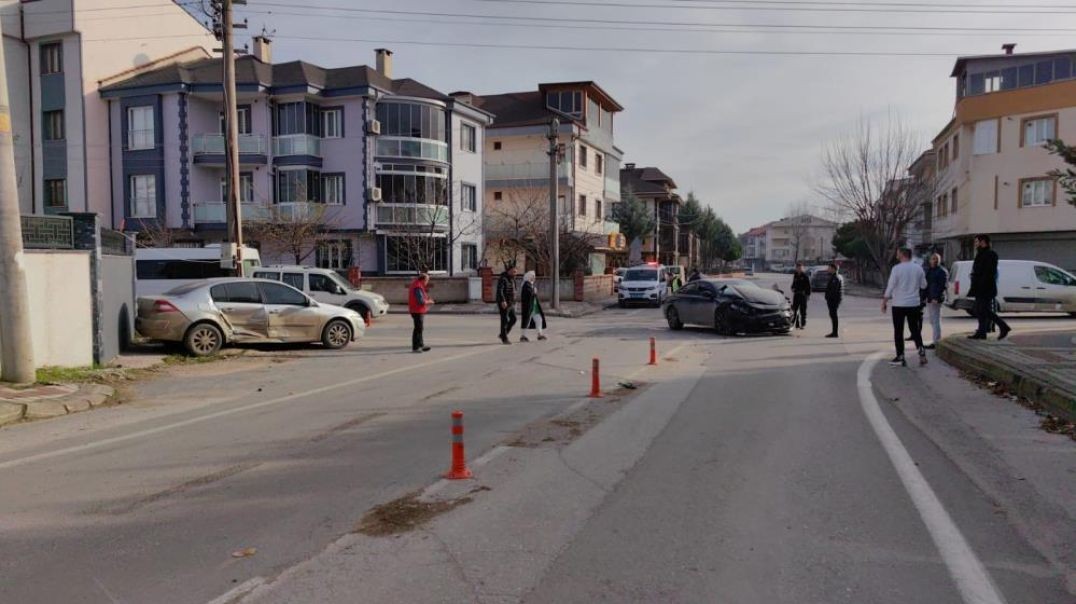 Bursa'da iki otomobil kafa kafaya çarpıştı: 1 yaralı!