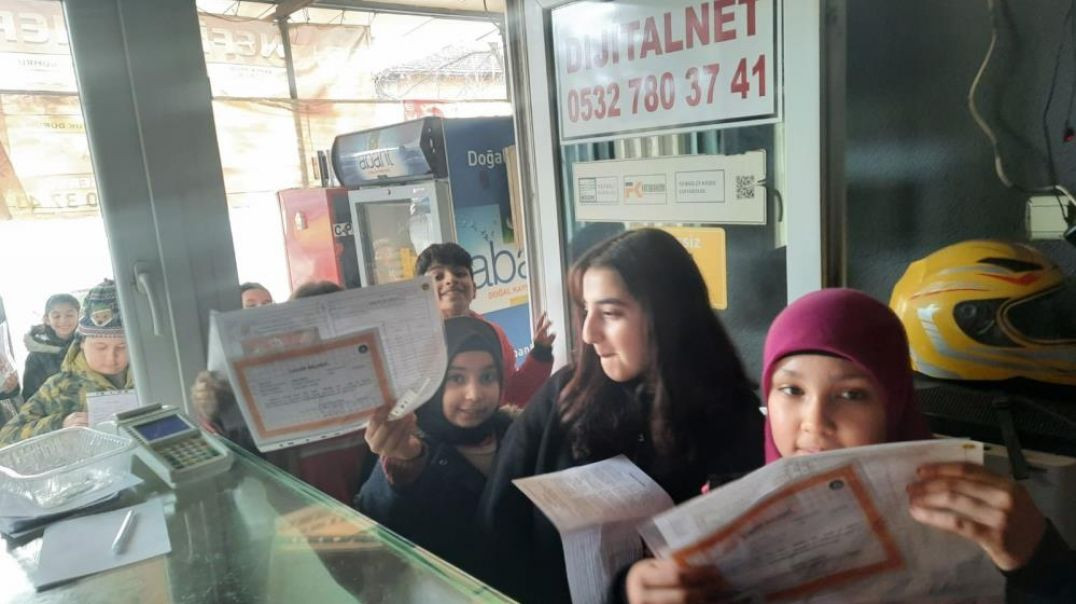 Bursa'da karnesiyle gelen öğrencilere döner ikram etti