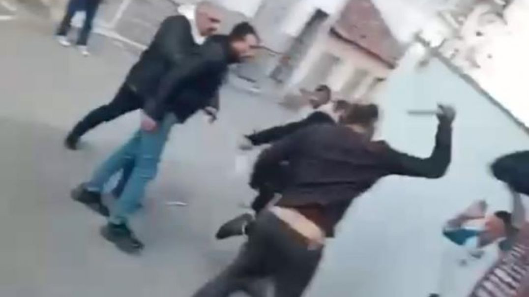 Bursa'da 3 kişi 1 kişiye sopa ve tekmelerle saldırdı!