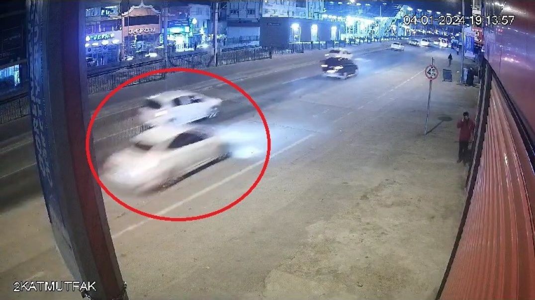 Bursa'da bir başka aracı sıkıştıran sürücü kazaya yol açtı: 3 kişiden 2’si ağır yaralı!