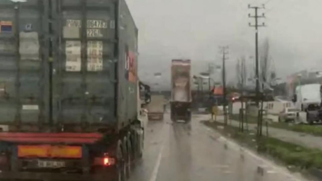 Bursa'da damperi açık şekilde ilerleyen kamyon direği devirdi!