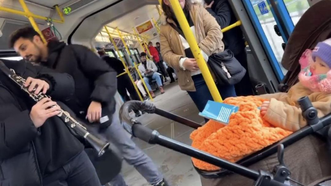 Bursa'da metroda ağlayan bebeği klarnet çalarak uyuttular