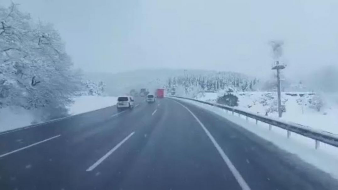 Bursa’da sürücüler kar yağışıyla birlikte zor anlar yaşattı