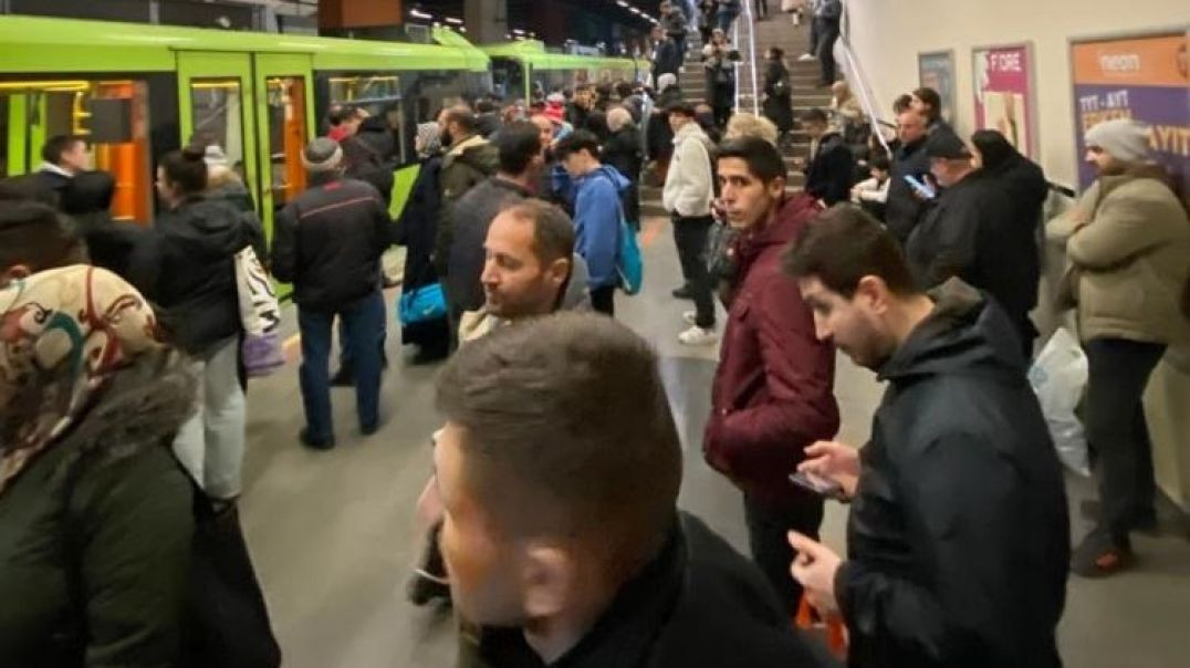 Bursa'da metroya poşet engeli: Seferler yarım saat durdu!
