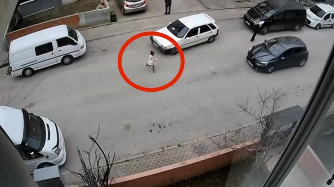 Bursa'da bir anda yola atlayan küçük kız hayat kurtaran manevrayla ölümden döndü!