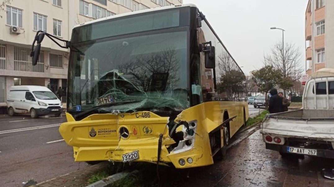 İstanbul'da otobüs şoförü direksiyonda rahatsızlanınca 4 araca çarptı!