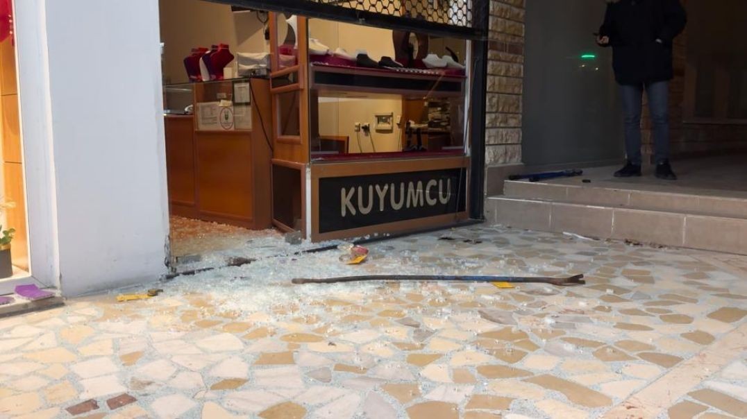 Bursa'da gece yarısı kuyumcu soygunu: 500 bin lira değerinde altın çaldılar!
