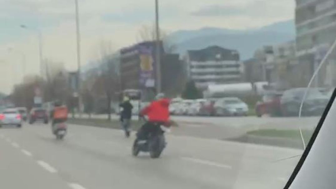 Bursa'da motosikletli gençlerin tehlikeli hareketleri yürekleri ağza getirdi