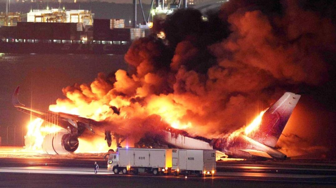 Tokyo'da pistte iki uçak çarpıştı: 5 ölü!