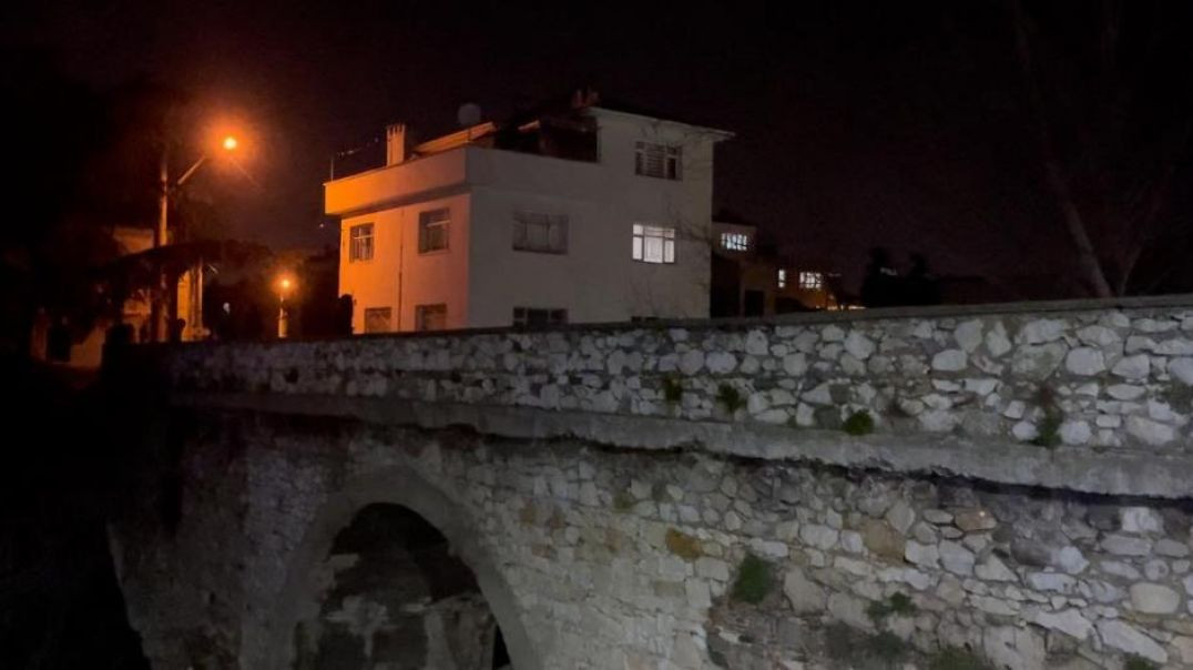 Bursa'da genç kız tarihi Irgandı Köprüsü'nden yere çakıldı!