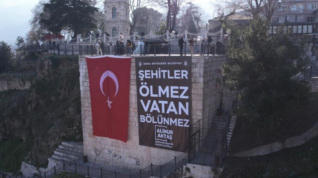 Bursa'nın tarihi surlarında duygulandıran pankart: Şehitler ölmez, vatan bölünmez!