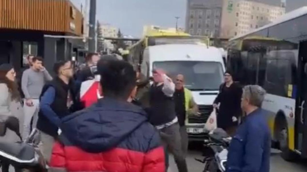 Bursa'da halk otobüsü ile motosiklet sürücüsü yumruk yumruğa kavga etti!