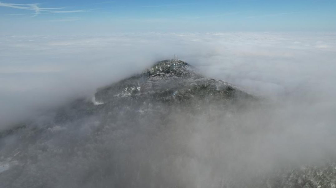 Uludağ'ın karlı tepeleri sisle buluşunca eşsiz manzara oluşturdu