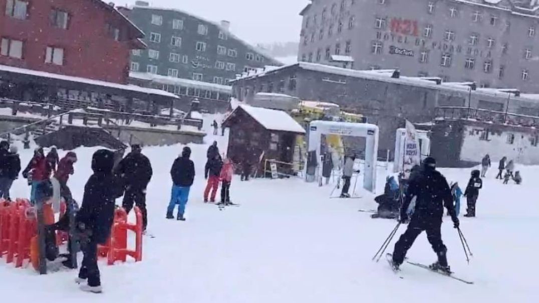 Uludağ'a beklenen kar gelince kayak pistleri doldu