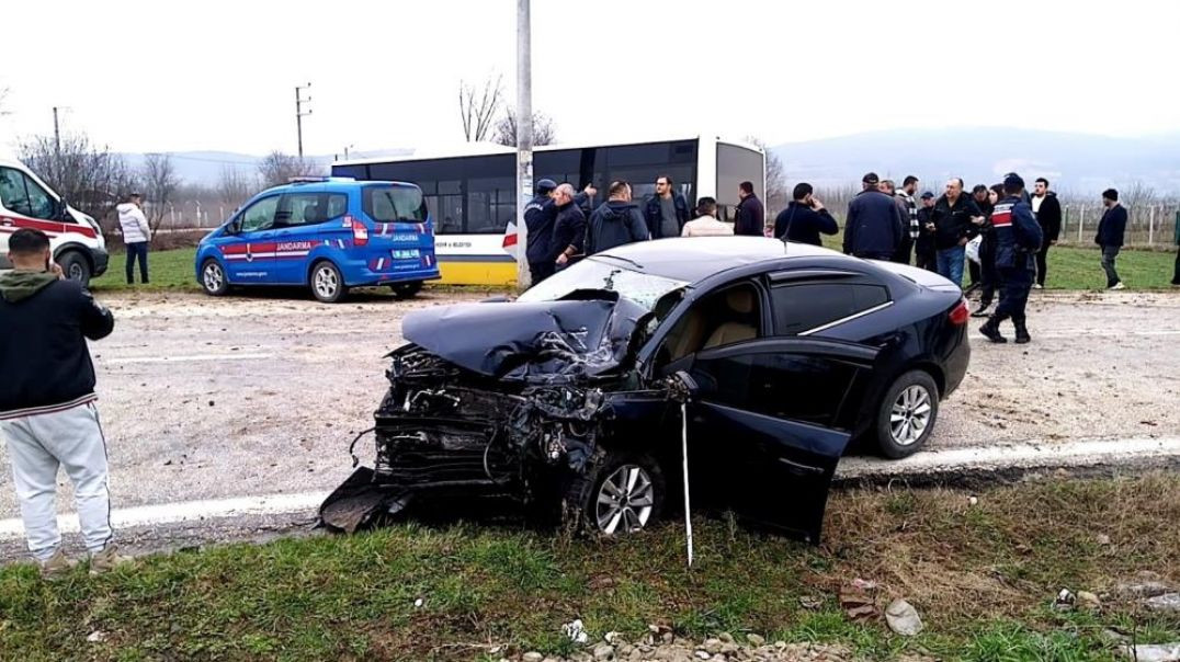 Bursa'da otomobil ve halk otobüsünün kafa kafaya çarpıştığı ölümlü kaza kamerada!