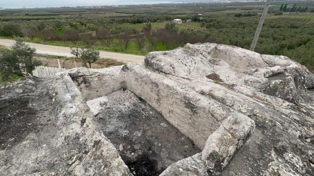 Defineciler tarihi kent İznik'e dadandı:2000 yıllık kaya mezar asitle eritmeye çalıştılar