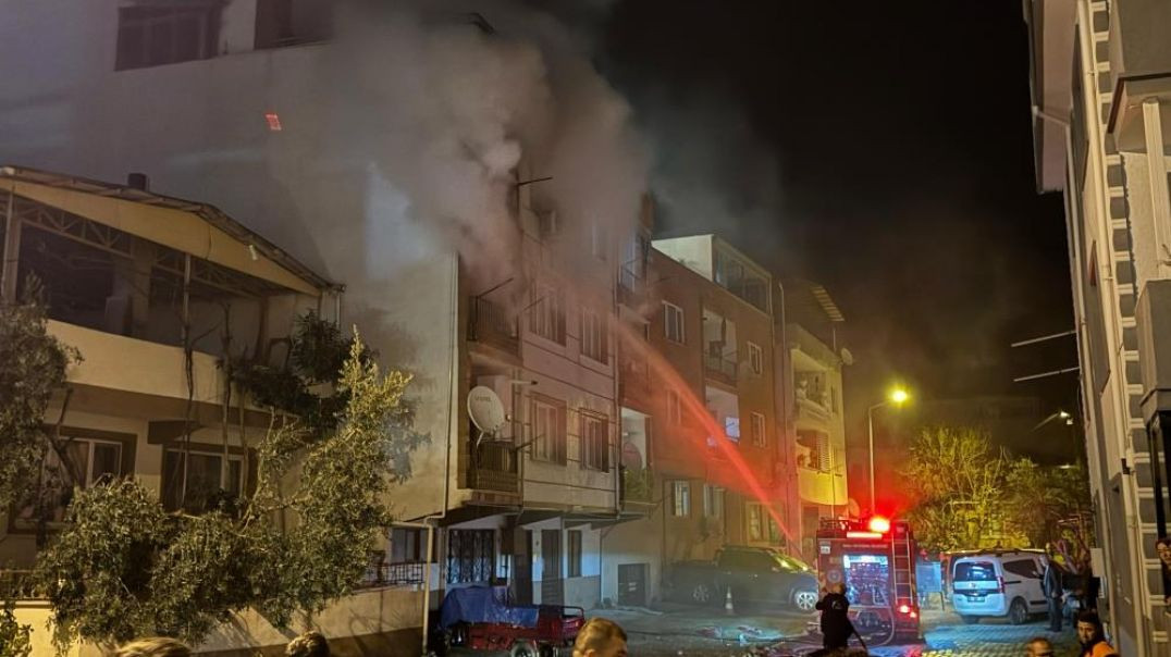 Bursa'da 4 katlı apartmanda yangın paniği!