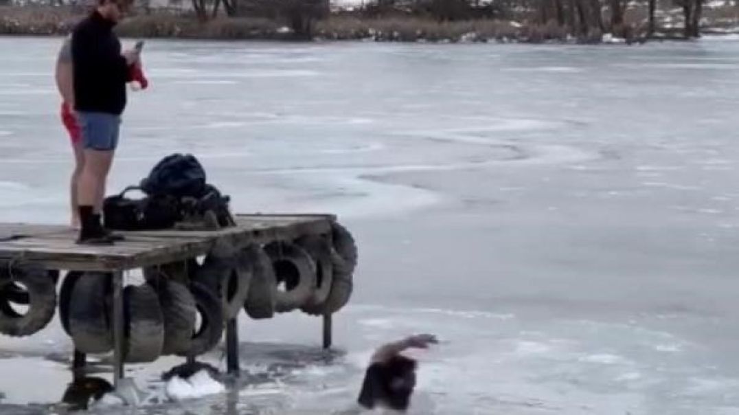 Bursa'da buzlu gölette fotoğraf çektirirken kendini suda buldu!