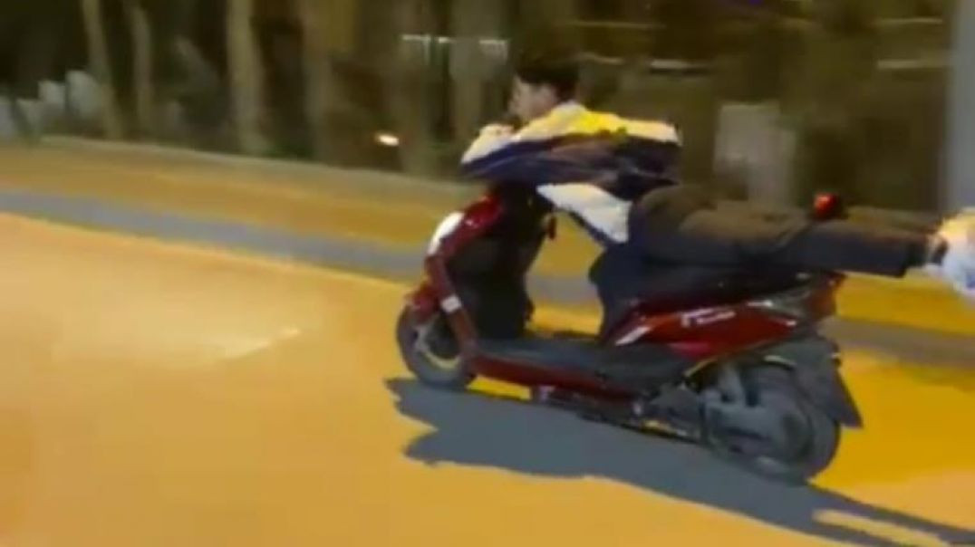 Bursa'da motosiklet sürücüsü akrobasi hareketleriyle yürekleri ağza getirdi