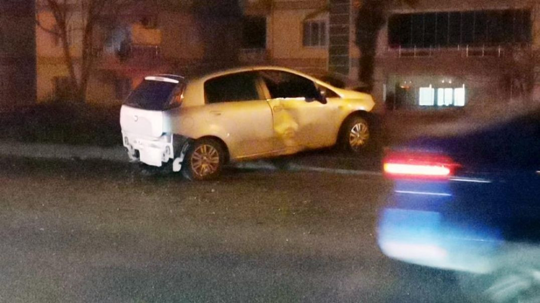 Bursa'da kontrolden çıkan otomobil aydınlatma direğine çarptı