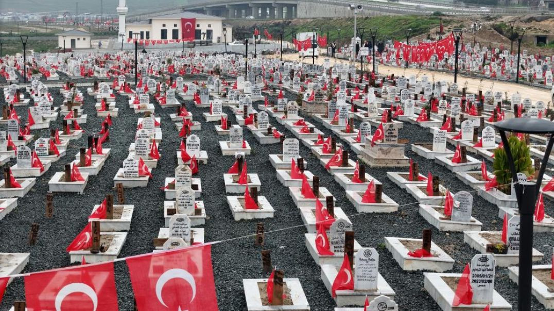 Hatay'da depremin 1.yıl dönümünde mezarlıklara Türk bayrakları asıldı