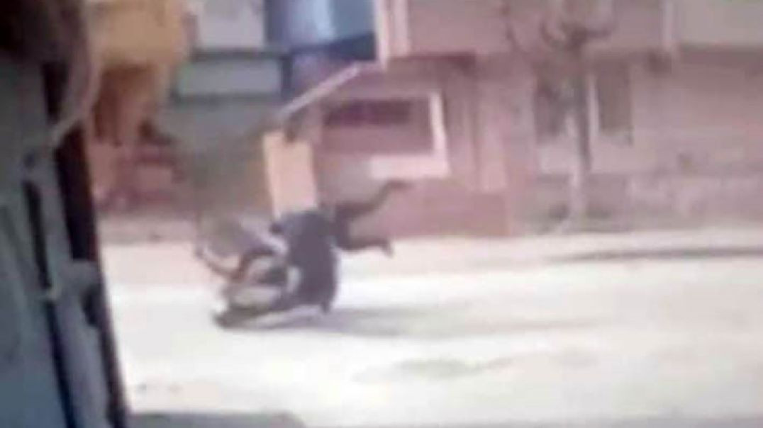 Bursa'da motosikletin çarptığı yayanın ölümden döndüğü anlar kamerada!