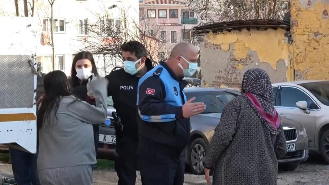 Bursa'da çöp evi boşaltılan kadın sinir krizi geçirerek polislere saldırdı