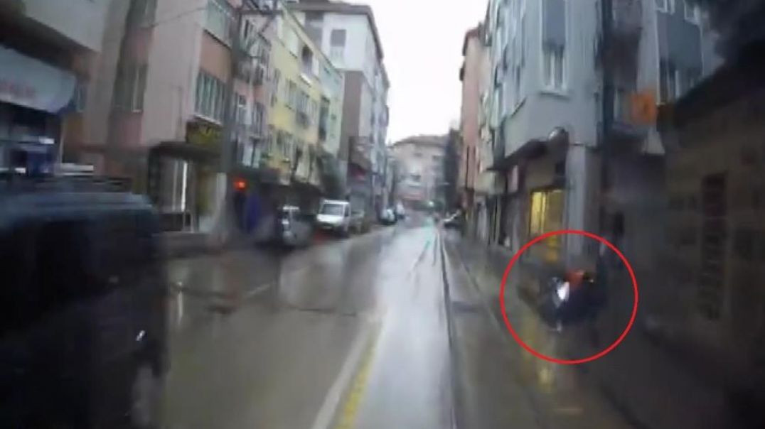 Bursa'da yağmurda kayan motosiklet otobüsün önüne fırlayınca faciadan dönüldü