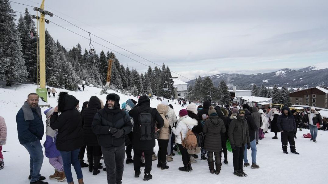 Uludağ'da geç gelen kar tatilcileri sevindirdi