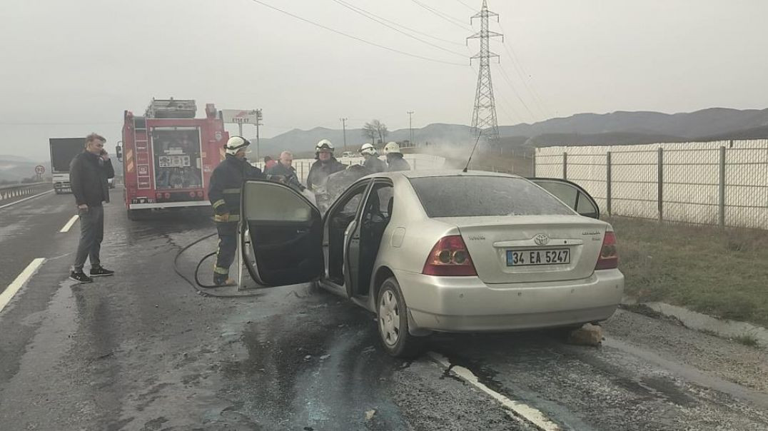 Bursa'da dumanların yükseldiği otomobil alev alarak yandı