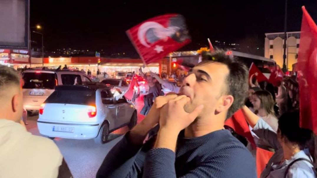 Bursa'da CHP'liler kutlamalar için sokakları doldurdu