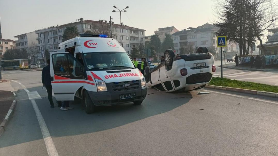 Bursa'da döner kavşakta çarpışan 2 araçtan biri takla atarak ters döndü!