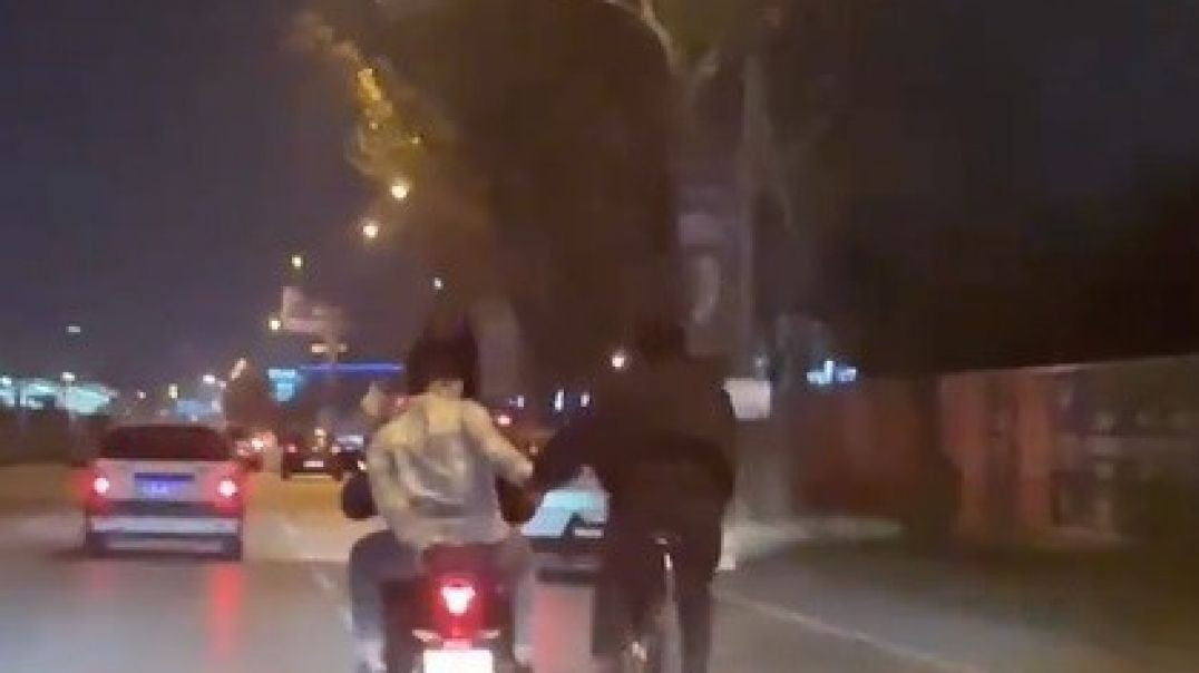 Bursa'da motosiklet ile bisikleti çekerek tehlike saçtılar