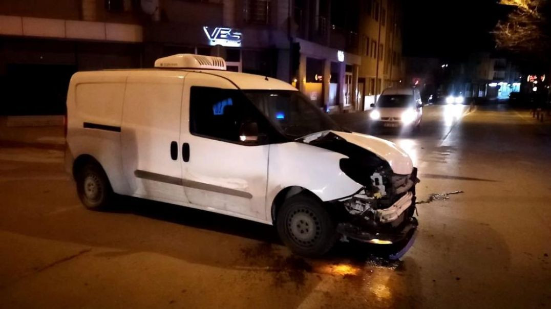 Bursa'da iki otomobil kafa kafaya feci şekilde çarpıştı: 4 yaralı!