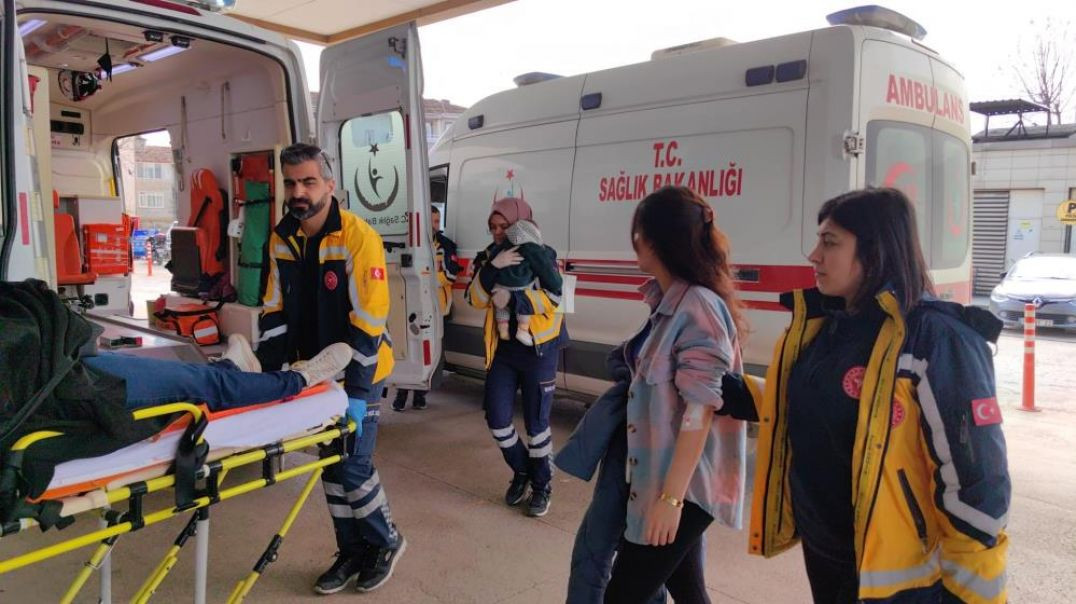 Bursa'da minibüs ile otomobil kafa kafaya çarpıştı: 1'i bebek 4 kişi ölümden döndü!