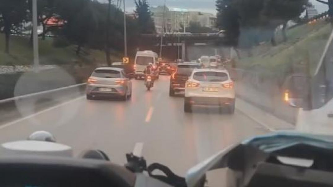 Bursa'da motosiklet sürücüsünden alkışlanacak davranış: Ambulansa trafiği açtı!