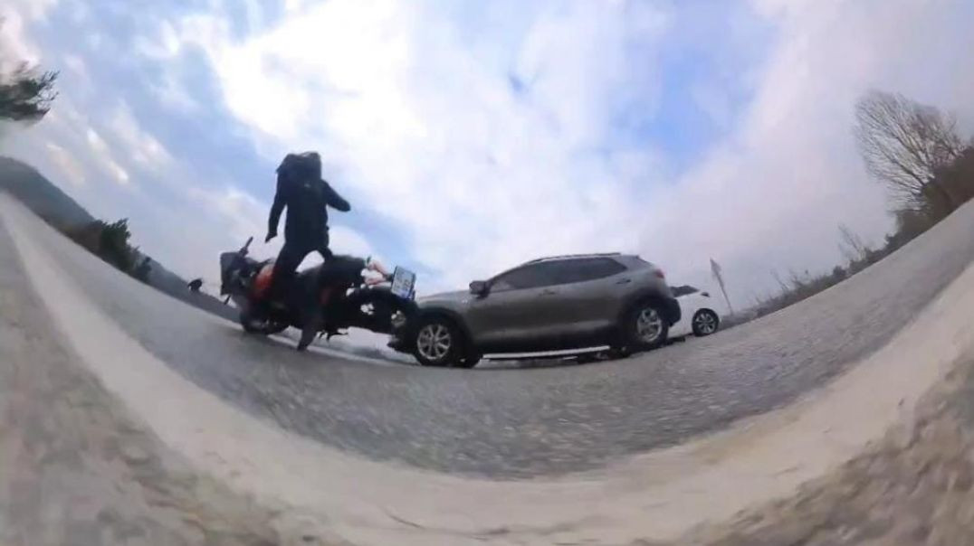 Bursa'da motosiklet ile otomobilin çarpışma anı aksiyon kamerasına yansıdı!