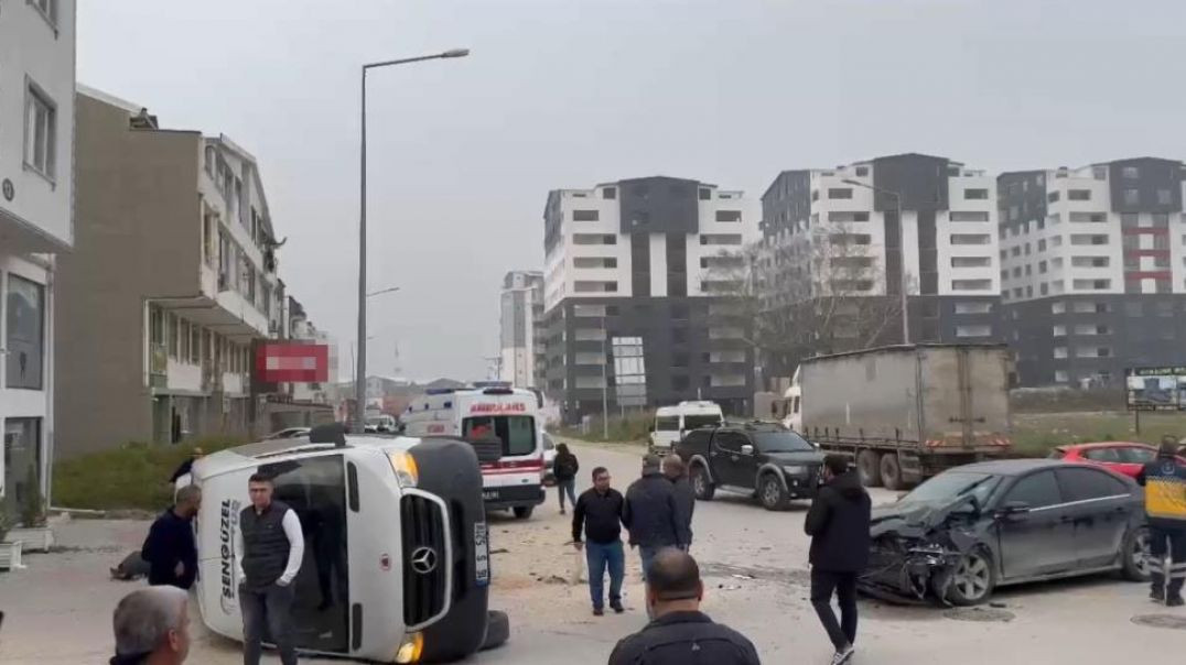 Bursa'da yürekler ağza geldi: İşçi servisi ile otomobil çarpıştı!