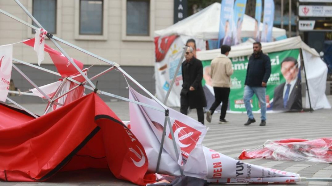 Bursa’da fırtına parti stantlarını devirdi