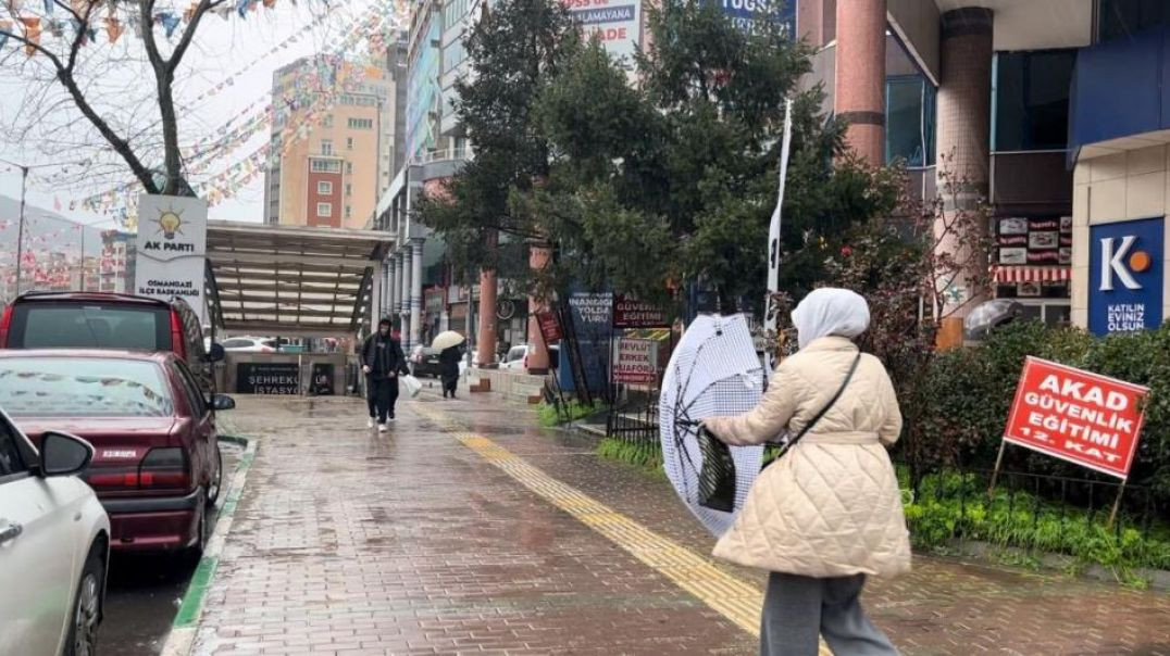 Bursa'da şiddetli yağış gün boyu sürecek: Vatandaşlar zorluk yaşadı!